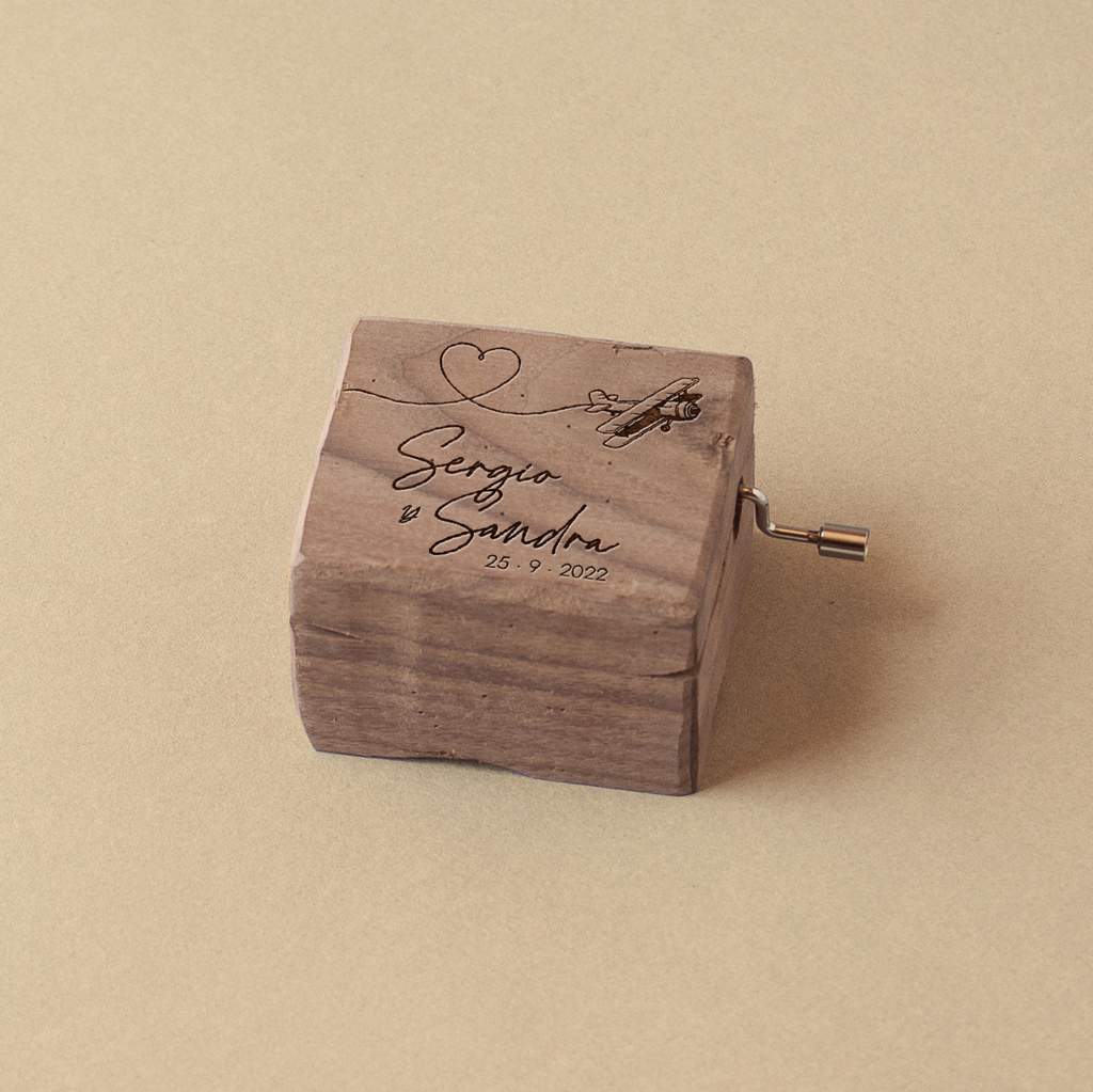 Caja de música pequeña de madera de nogal Harold